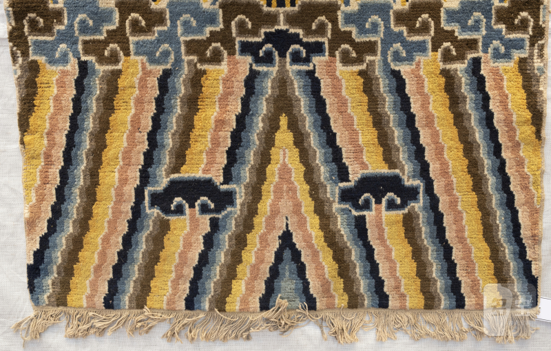 Column carpet, yellow ground, dragon and three demon heads - 图2